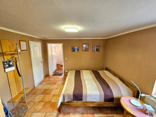 1 dormitorio con 1 cama grande en una habitación en Ferienwohnung Gohlke, en Stralsund