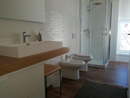 La salle de bains est pourvue d'un lavabo et de toilettes. dans l'établissement Casa Carmen, à Molina di Ledro