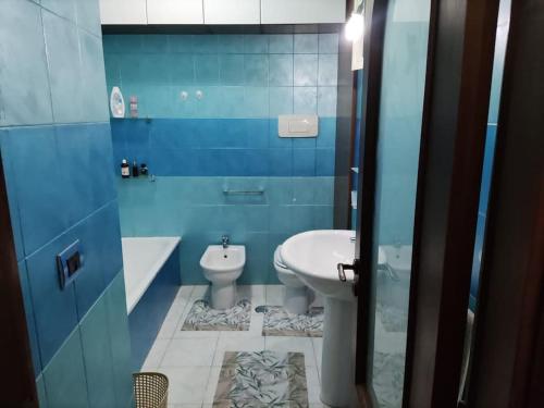 A bathroom at Appartamento con Terrazza privata vicino mare