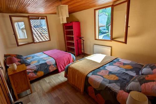1 dormitorio con 2 camas y espejo en Ô Brame, en Sengouagnet
