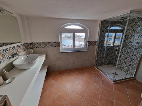 La salle de bains est pourvue d'un lavabo et d'une douche. dans l'établissement Casa Dei Nonni, à Ischia