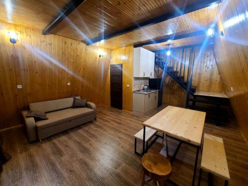 een woonkamer met een bank en een tafel bij Diamond's Cottages in Lagodekhi