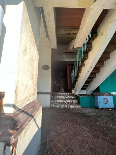 una persona parada en un edificio vacío con escaleras en DAMPAR BEACH C3 SELATAN KM69, 
