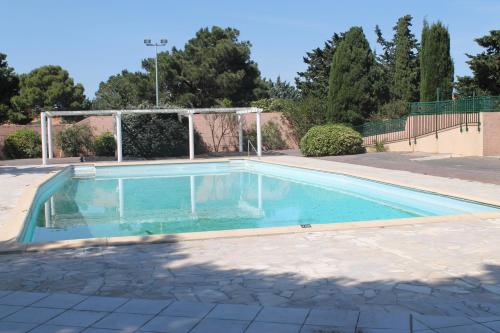 une piscine au milieu d'une cour dans l'établissement Apartement Pinede, à Fitou