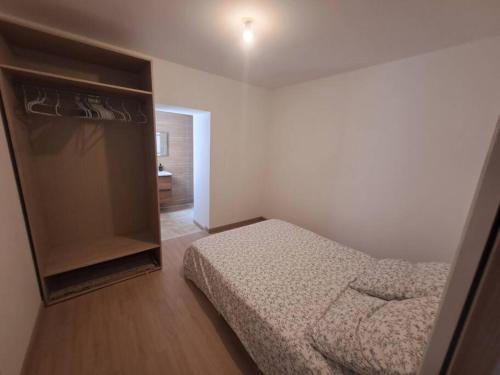 - une petite chambre avec un lit et un placard dans l'établissement T3 rénové vue mer, au Barcarès