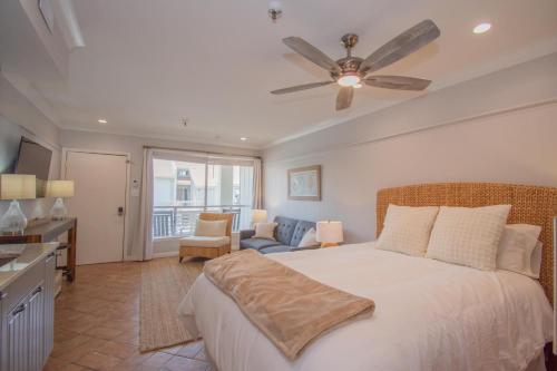1 dormitorio con 1 cama y ventilador de techo en 522 Sunsuite, en Fripp Island