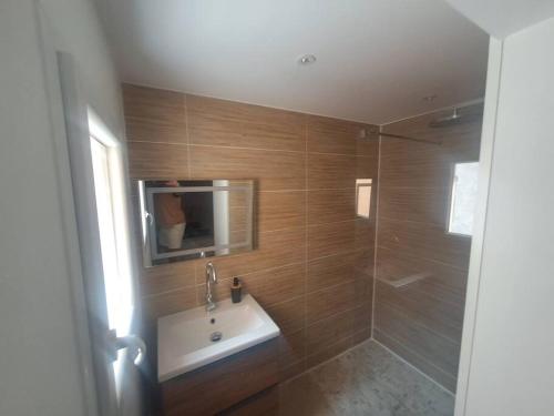 une salle de bain avec un lavabo et une douche dans l'établissement T3 rénové vue mer, au Barcarès