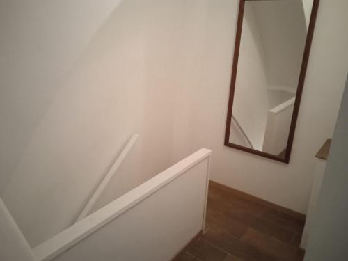 uma casa de banho com um espelho e uma escada com um espelho em HABITACIÓN ECONÓMICA CON BAÑO PRIVADO EN PLENO CENTRO DE FIGUERES em Figueres