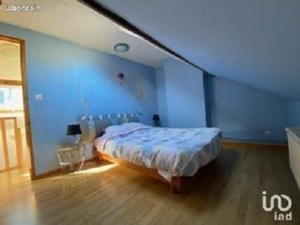 ein Schlafzimmer mit einem Bett in einem Zimmer mit blauen Wänden in der Unterkunft Les Falaises d'Etretat in Étretat