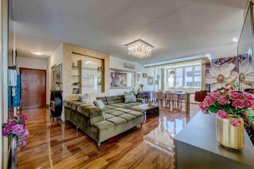 Spacious LUX BEACH Apartment