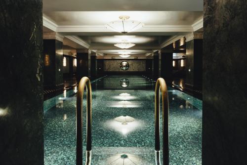 una piscina con dos barras de metal en un edificio en The Ned, en Londres