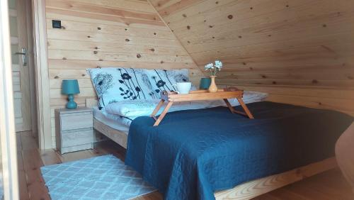 una camera da letto con un letto e un tavolo sopra di Mazurskie Tarasy Kierwik a Kierwik
