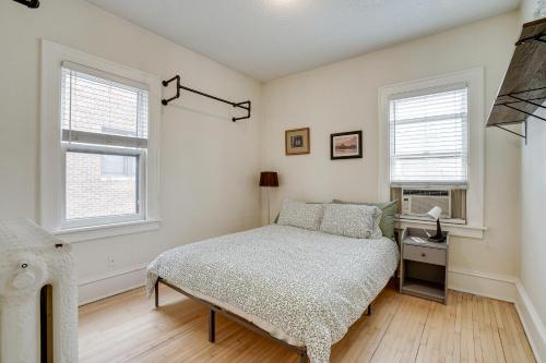 1 dormitorio con 1 cama y 2 ventanas en Minneapolis Vacation Rental - 1 Mi to Downtown! en Minneápolis