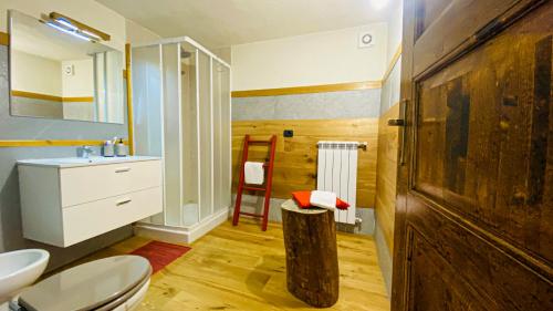 ein Bad mit WC, Waschbecken und WC-Funktion in der Unterkunft La casa di Tommy in Savoulx