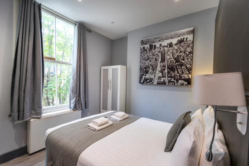 um quarto com uma cama com duas toalhas em W6 Hotel em Londres