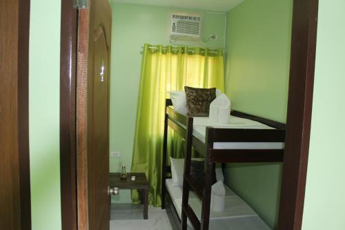 Pokój z łóżkiem piętrowym i oknem w obiekcie FilCan Hostel/Backpackers w mieście Coron