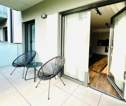 2 Stühle und ein Tisch auf dem Balkon in der Unterkunft APSTAY Serviced Apartments - Self Check-in in Graz