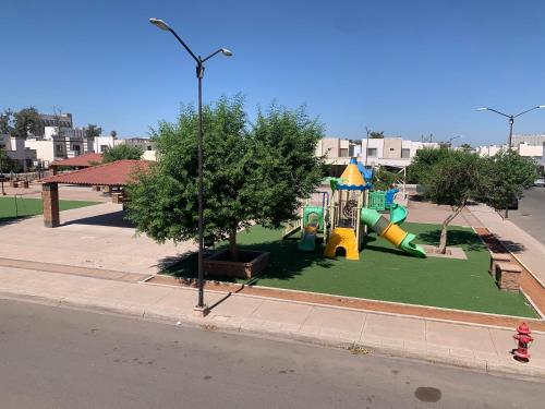 un parque infantil al lado de una calle de la ciudad en Casas Residenciales Ciudad Obregón, en Ciudad Obregón