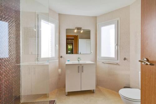 ミハスにあるModern Villaのバスルーム(洗面台、トイレ、鏡付)