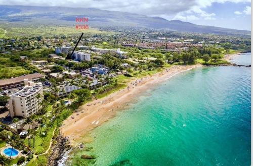 uma vista aérea de uma praia e do oceano em Kihei Kai Nani 200 steps to KAM II beach em Kihei