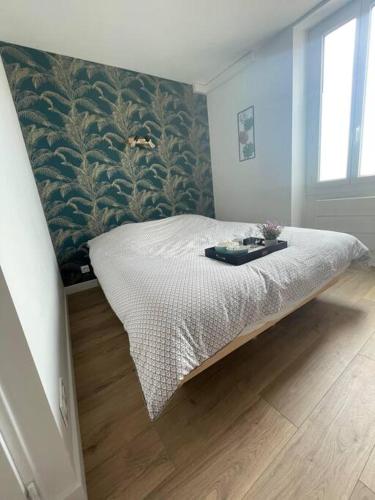 - un petit lit dans une chambre avec un mur dans l'établissement appartement 2 neuf climatisée, à Blaye