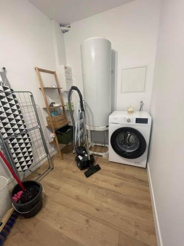 a laundry room with a washing machine and a washer at appartement 2 neuf climatisée in Blaye