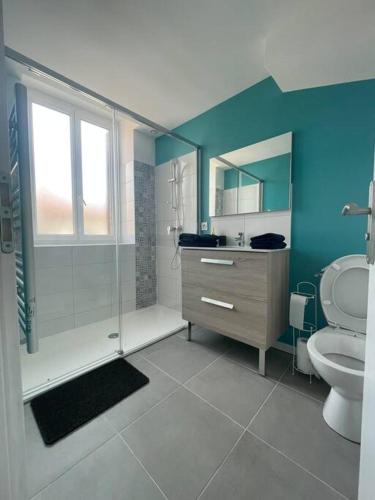 La salle de bains est pourvue d'une douche, de toilettes et d'un lavabo. dans l'établissement appartement 2 neuf climatisée, à Blaye
