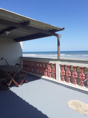 a balcony with a view of the ocean at Pé na areia in Ilha Comprida