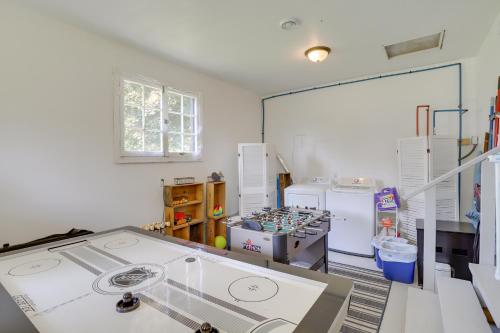 Una cocina con refrigeradores y electrodomésticos en una habitación. en South Haven Farmhouse with Fire Pit, 4 Mi to Beach!, en South Haven
