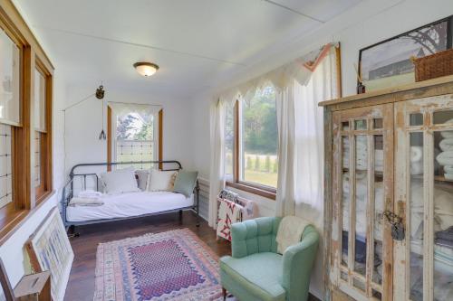 Habitación con cama, 2 sillas y ventana en South Haven Farmhouse with Fire Pit, 4 Mi to Beach!, en South Haven