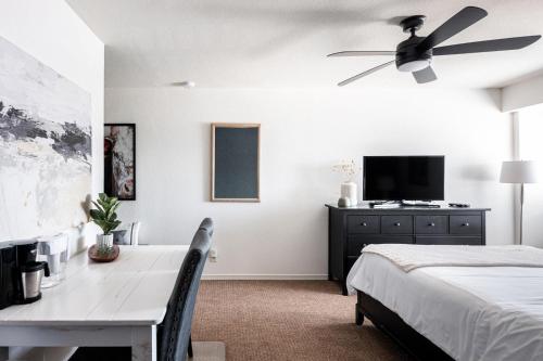 um quarto com uma cama, uma secretária e uma ventoinha de tecto em Gym - Micro-Unit for 2 - DTC Boston Commons em Greenwood Village