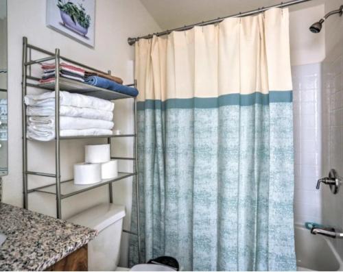 a bathroom with a shower curtain and a toilet at Blue Mountainview in Mariposa