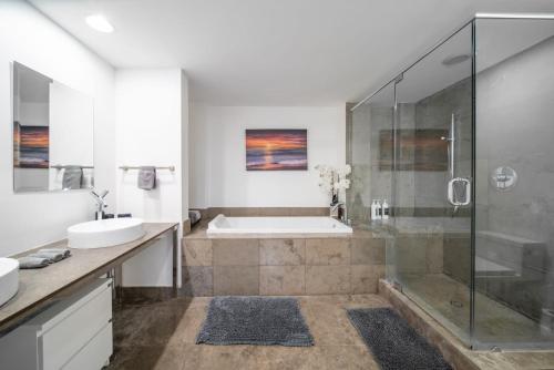 Luxury Ocean View 2BR Corner Unit at W residence في ميامي: حمام مع دش وحوض استحمام ومغسلة