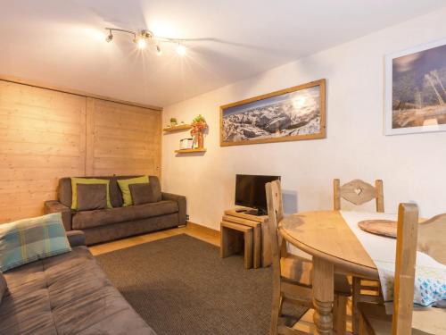 un salon avec une table et un canapé dans l'établissement Appartement rénové avec wifi, garage et balcon sud à Val-d'Isère - FR-1-694-232, à Val dʼIsère