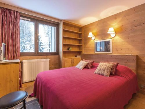 a bedroom with a large red bed in a room at Appartement Val-d'Isère, 3 pièces, 6 personnes - FR-1-694-232 in Val-d'Isère