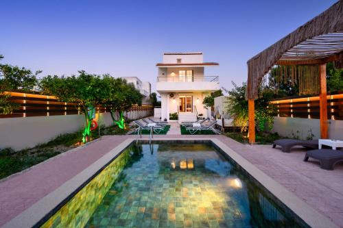 een zwembad in de achtertuin van een huis bij Afantou Golf Luxury Villa in Afantou