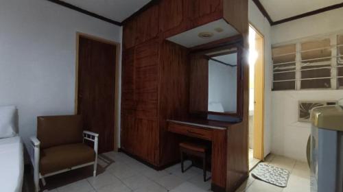a bedroom with a desk and a mirror and a bed at 2 Hotel Saleh in Angeles