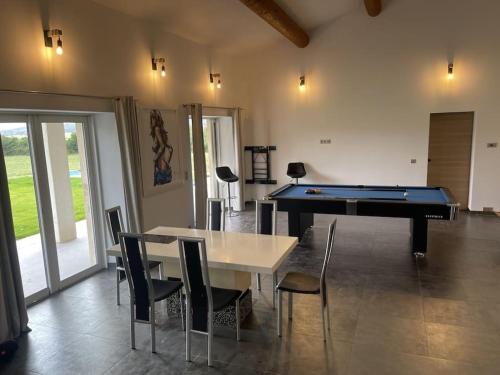 Cette chambre dispose d'un billard et d'une table de ping-pong. dans l'établissement Villa en Provence, à Rians