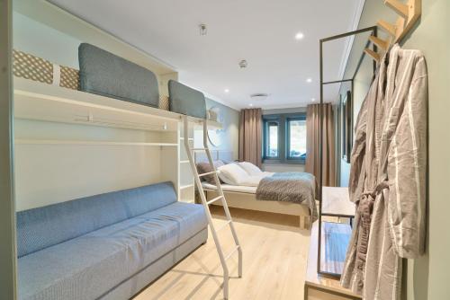 Zimmer mit 2 Etagenbetten und einem Spiegel in der Unterkunft Lyngen Experience Lodge in Nord-Lenangen