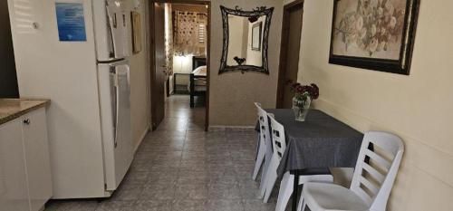 Η κουζίνα ή μικρή κουζίνα στο נופש דביר - צימרים מהממים למשפחות עם ג'קוזי ובריכה ליד הכנרת