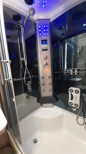 Koupelna v ubytování HARMONY RELAX HYDROMASSAGE SAUNA AT THE VATICAN MUSEUMS