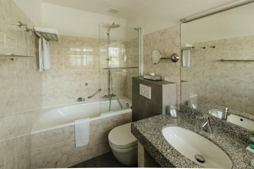 克諾克－海斯特的住宿－Marie Siska Boutique hotel，浴室配有盥洗盆、卫生间和浴缸。