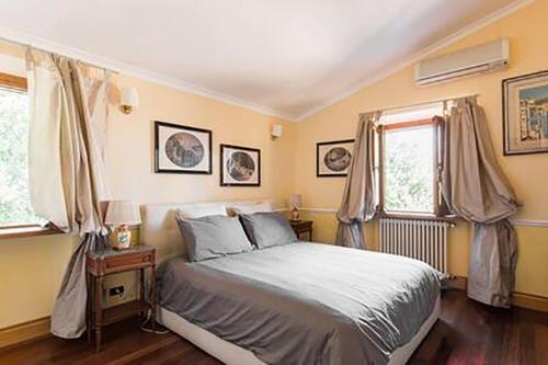 sypialnia z łóżkiem i 2 oknami w obiekcie Rome villa swimming pool w mieście Campagnano di Roma