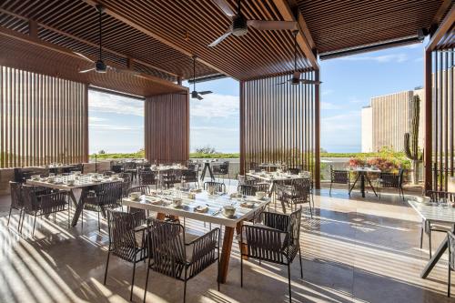 Ein Restaurant oder anderes Speiselokal in der Unterkunft The Club at Solaz Luxury Villas 