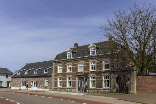 an old brick building on the side of a street at Vakantie Meerlo in Meerlo