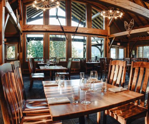 Un restaurant u otro lugar para comer en Heather Mountain Lodge