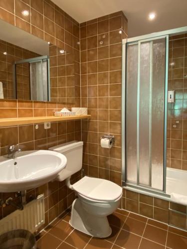 Bilik mandi di Appartement-Hotel Happy Kienberg