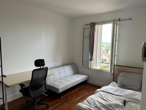 - une chambre avec un canapé, un bureau et un lit dans l'établissement Appartement Mantes-la-Jolie, à Mantes-la-Jolie
