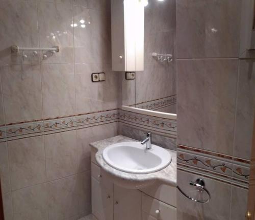 y baño con lavabo y espejo. en Apartamento en zona residencial cerca del Guggenheim, en Bilbao