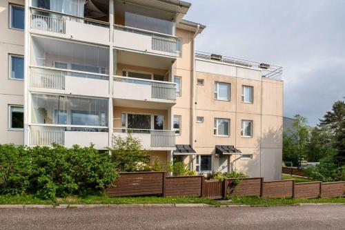 ein Apartmenthaus mit einem Zaun davor in der Unterkunft Yksiö saunalla ja patiolla in Porvoo